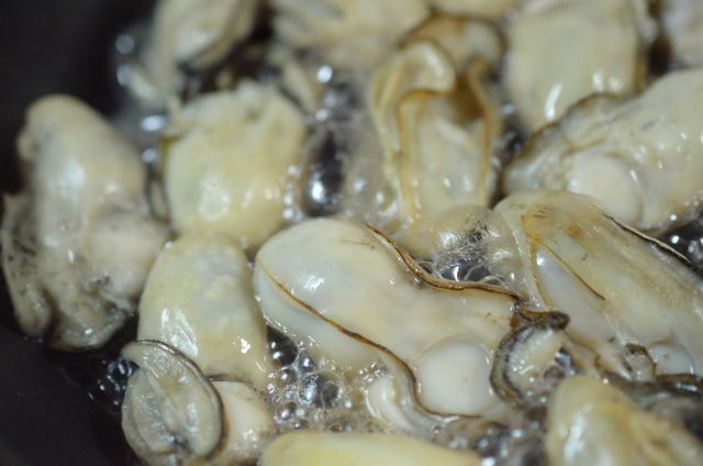 牡蠣を炒める