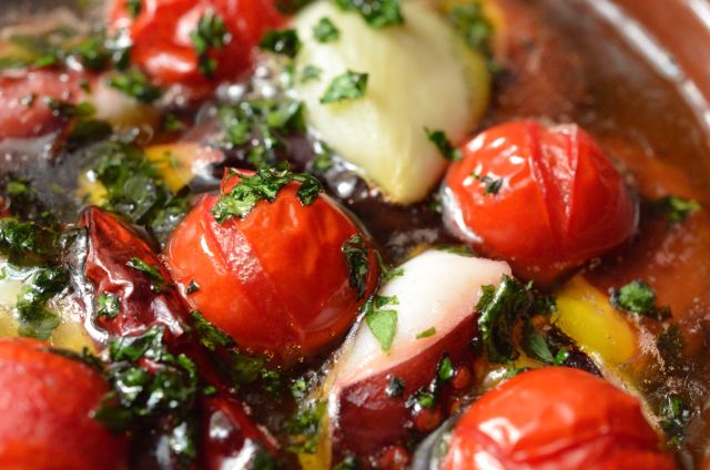 完成したタコのアヒージョ